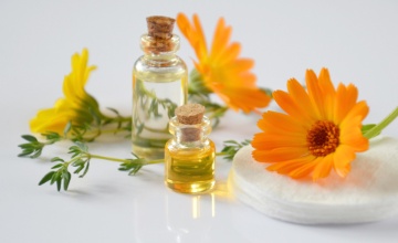 essential-oils-2738555 1920